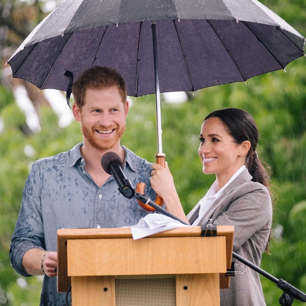 Imagem que mostra Harry e Meghan trabalhando para a Coroa.