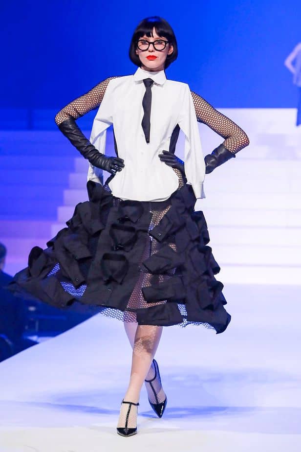 A imagem mostra modelo na passarela usando look Jean Paul Gaultier da coleção alta costura 2020 primavera/verão