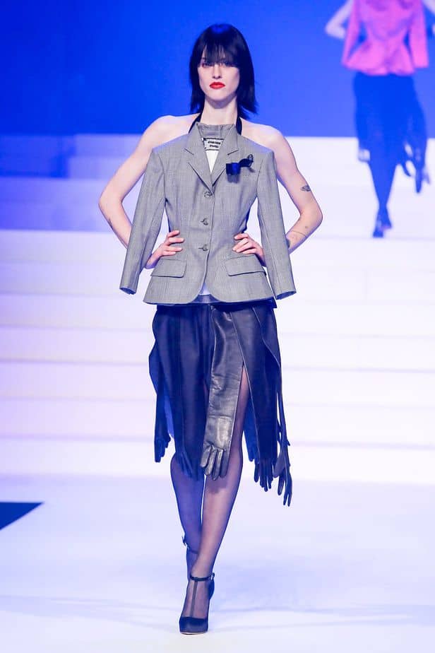 A imagem mostra modelo na passarela usando look Jean Paul Gaultier da coleção alta costura 2020 primavera/verão