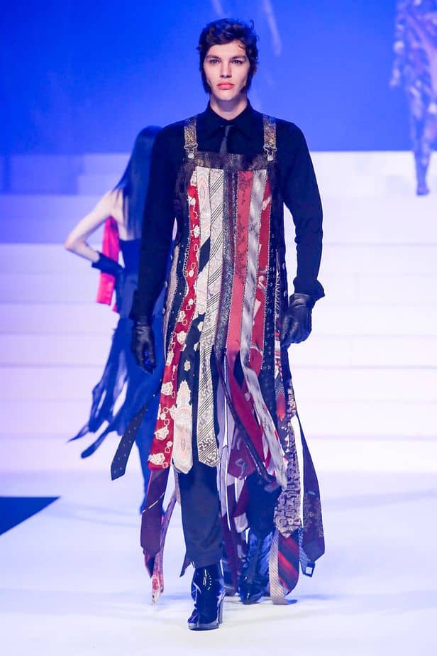 A imagem mostra modelo na passarela usando look Jean Paul Gaultier da coleção alta costura 2020 primavera/verão