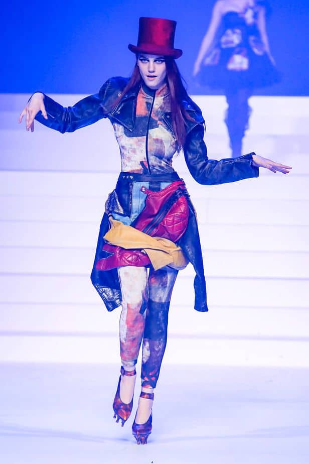 A imagem mostra modelo na passarela usando look Jean Paul Gaultier da coleção alta costura 2020 primavera/verão