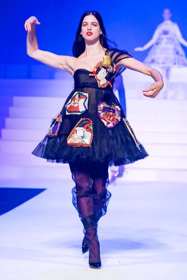 A imagem mostra modelo na passarela usando look Jean Paul Gaultier da coleção alta costura 2020 primavera/verão