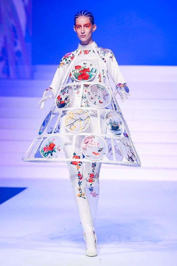 A imagem mostra modelo na passarela usando look Jean Paul Gaultier da coleção alta costura 2020 primavera/verão