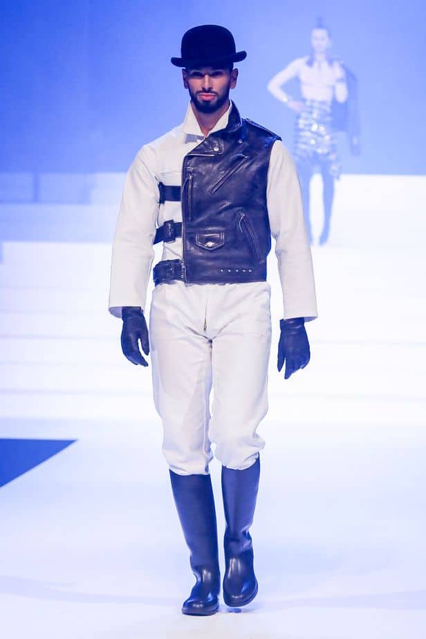 A imagem mostra modelo na passarela usando look Jean Paul Gaultier da coleção alta costura 2020 primavera/verão