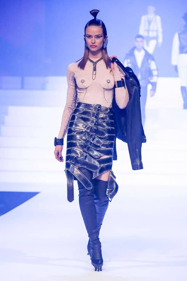 A imagem mostra modelo na passarela usando look Jean Paul Gaultier da coleção alta costura 2020 primavera/verão