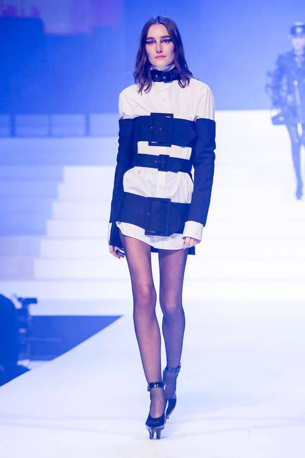 A imagem mostra modelo na passarela usando look Jean Paul Gaultier da coleção alta costura 2020 primavera/verão