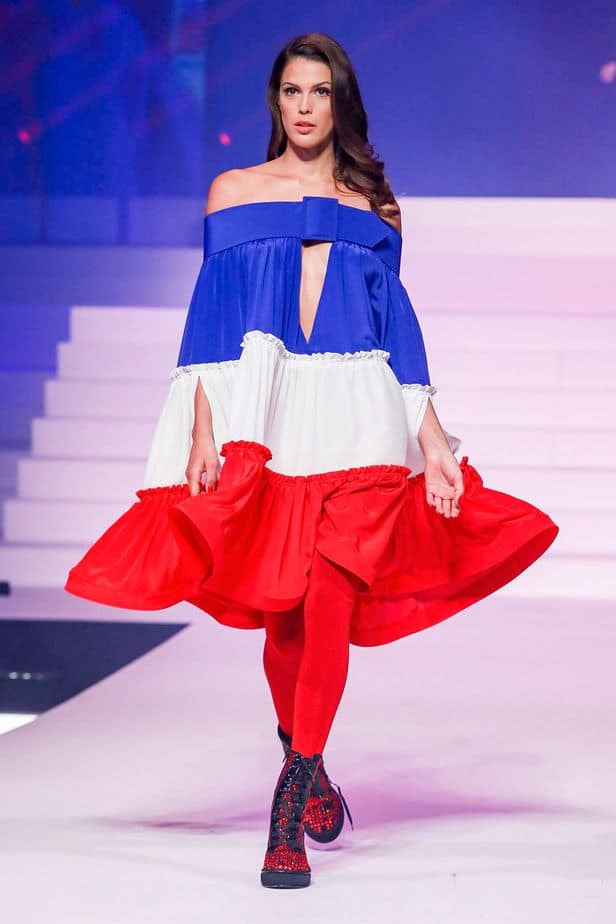 A imagem mostra modelo na passarela usando look Jean Paul Gaultier da coleção alta costura 2020 primavera/verão