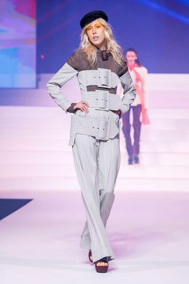 A imagem mostra modelo na passarela usando look Jean Paul Gaultier da coleção alta costura 2020 primavera/verão