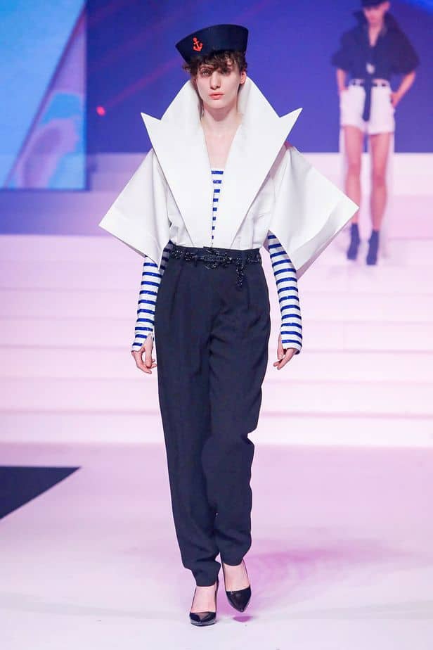 A imagem mostra modelo na passarela usando look Jean Paul Gaultier da coleção alta costura 2020 primavera/verão