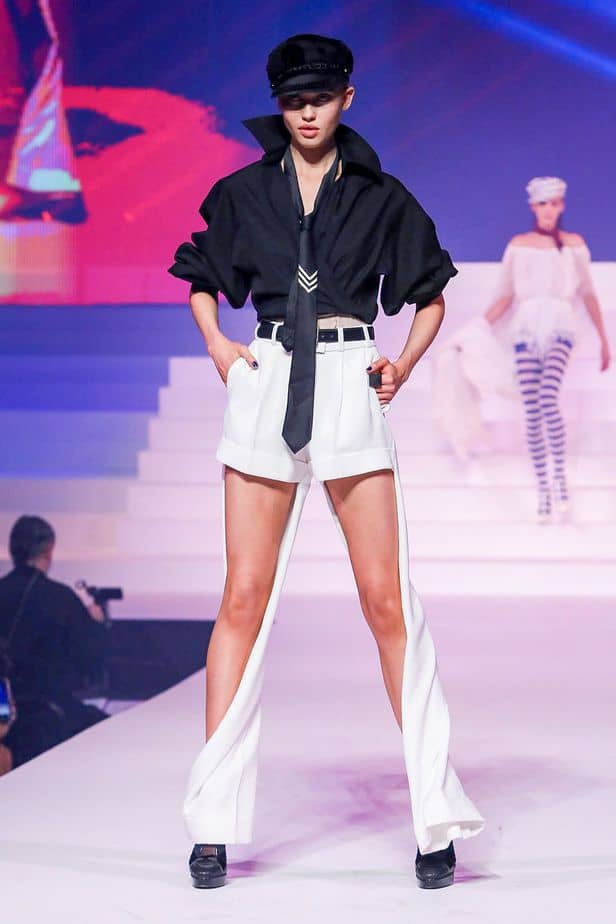 A imagem mostra modelo na passarela usando look Jean Paul Gaultier da coleção alta costura 2020 primavera/verão