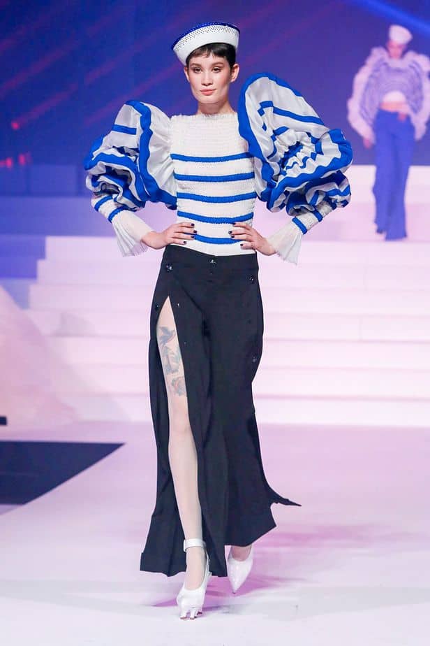 A imagem mostra modelo na passarela usando look Jean Paul Gaultier da coleção alta costura 2020 primavera/verão