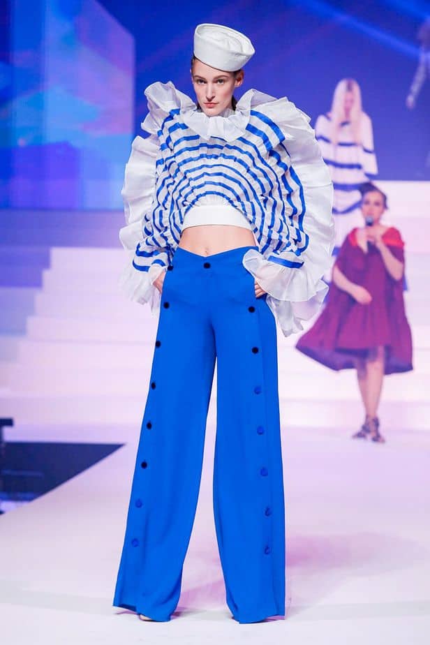 A imagem mostra modelo na passarela usando look Jean Paul Gaultier da coleção alta costura 2020 primavera/verão