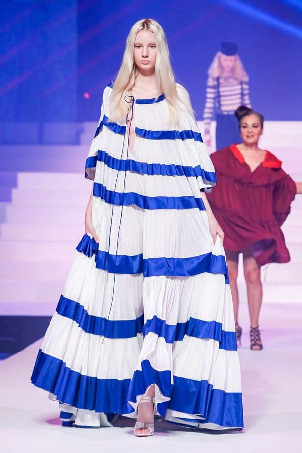 A imagem mostra modelo na passarela usando look Jean Paul Gaultier da coleção alta costura 2020 primavera/verão