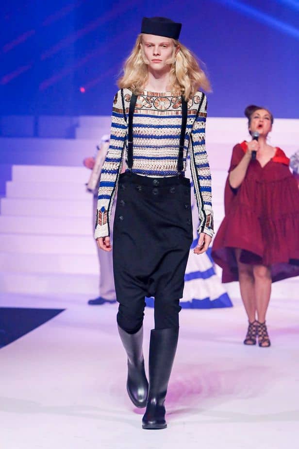 A imagem mostra modelo na passarela usando look Jean Paul Gaultier da coleção alta costura 2020 primavera/verão