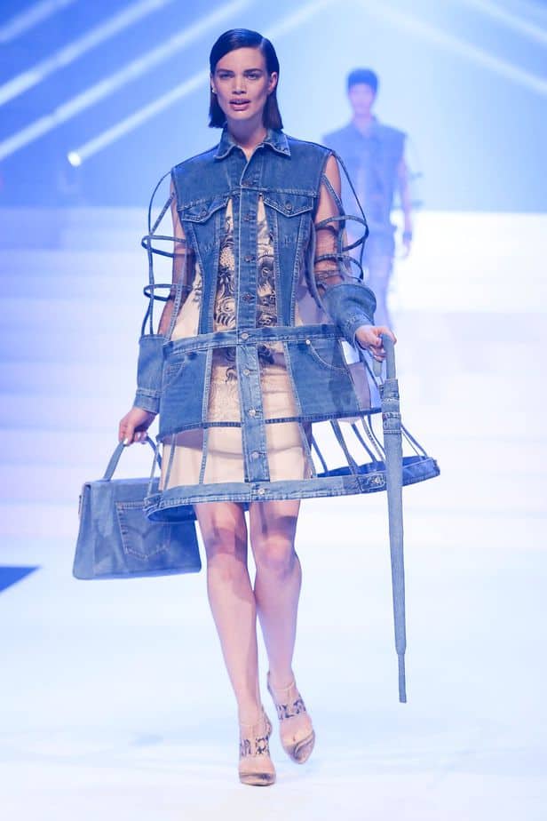 A imagem mostra modelo na passarela usando look Jean Paul Gaultier da coleção alta costura 2020 primavera/verão