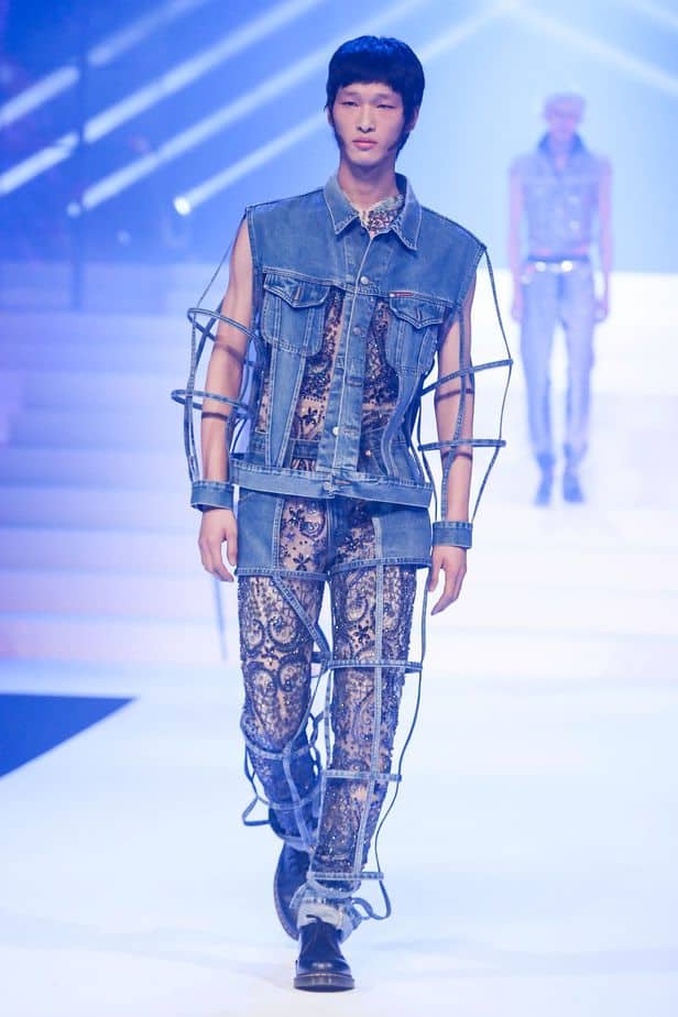 A imagem mostra modelo na passarela usando look Jean Paul Gaultier da coleção alta costura 2020 primavera/verão