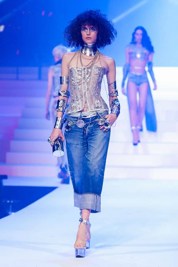 A imagem mostra modelo na passarela usando look Jean Paul Gaultier da coleção alta costura 2020 primavera/verão