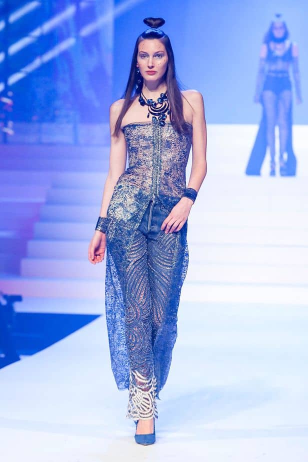 A imagem mostra modelo na passarela usando look Jean Paul Gaultier da coleção alta costura 2020 primavera/verão