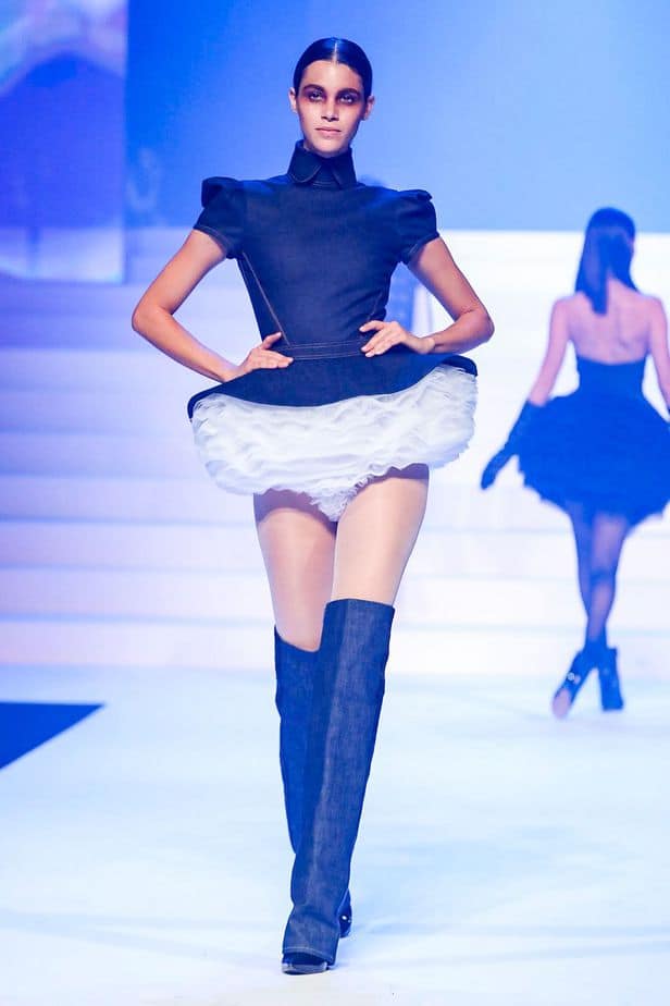 A imagem mostra modelo na passarela usando look Jean Paul Gaultier da coleção alta costura 2020 primavera/verão