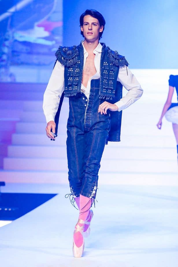 A imagem mostra modelo na passarela usando look Jean Paul Gaultier da coleção alta costura 2020 primavera/verão