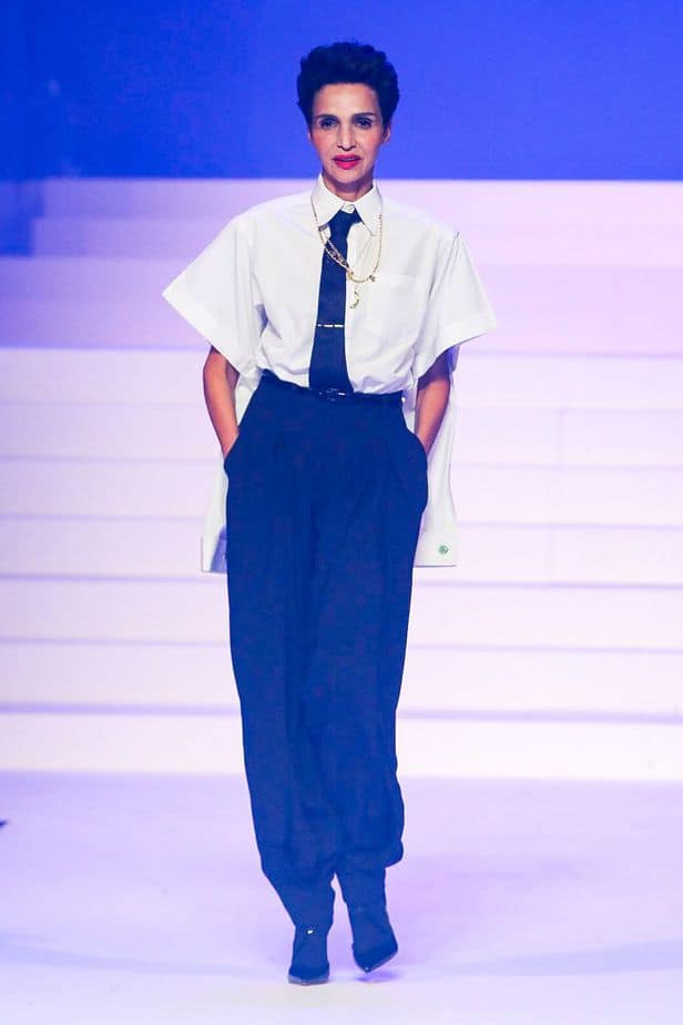 A imagem mostra modelo na passarela usando look Jean Paul Gaultier da coleção alta costura 2020 primavera/verão