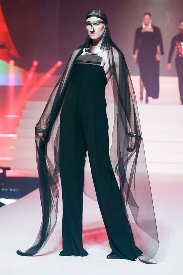 A imagem mostra modelo na passarela usando look Jean Paul Gaultier da coleção alta costura 2020 primavera/verão