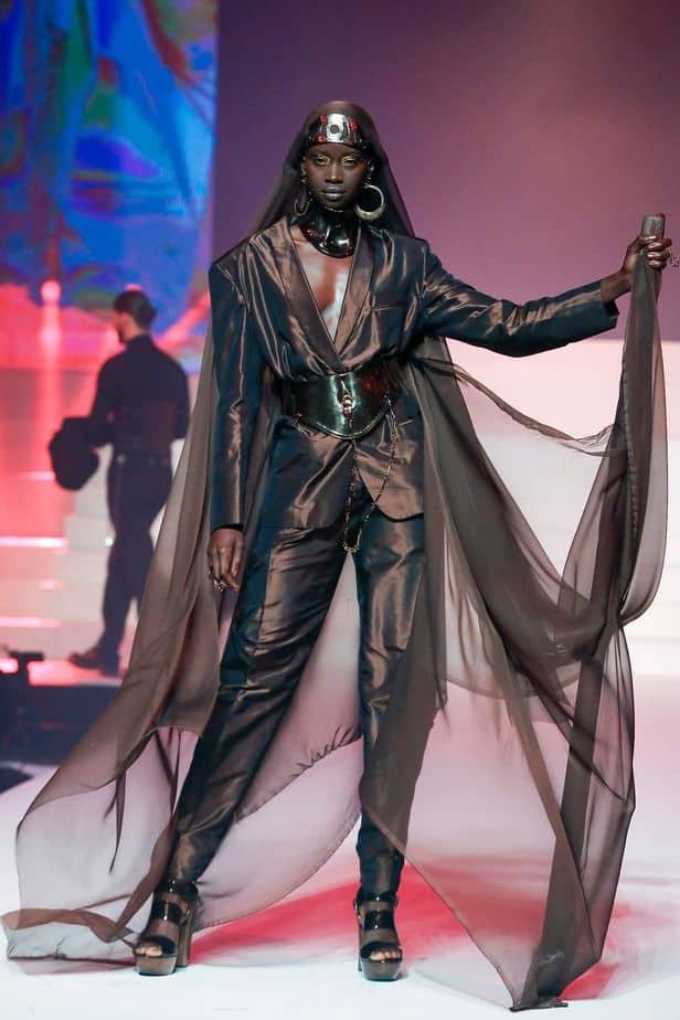 A imagem mostra modelo na passarela usando look Jean Paul Gaultier da coleção alta costura 2020 primavera/verão