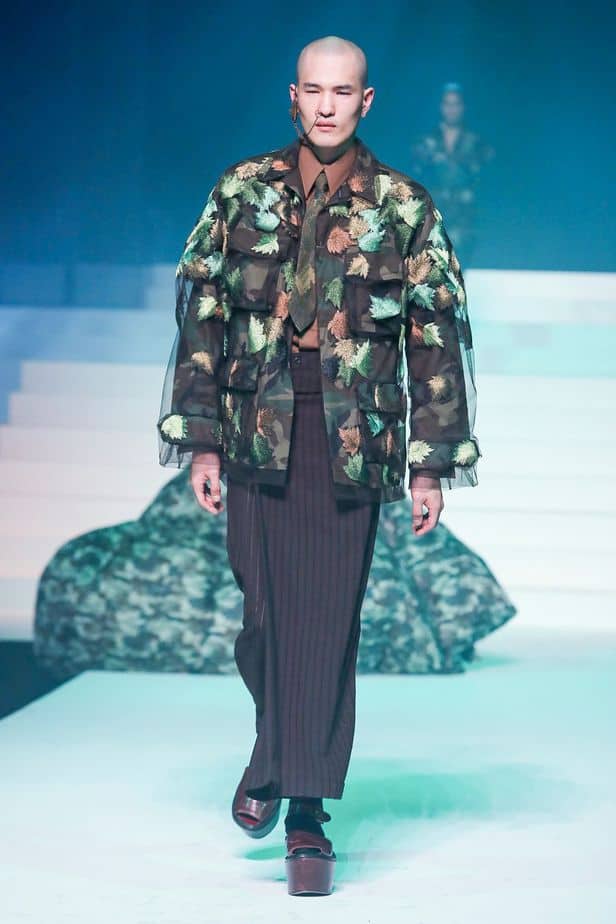 A imagem mostra modelo na passarela usando look Jean Paul Gaultier da coleção alta costura 2020 primavera/verão