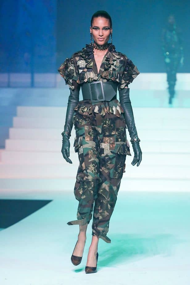 A imagem mostra modelo na passarela usando look Jean Paul Gaultier da coleção alta costura 2020 primavera/verão