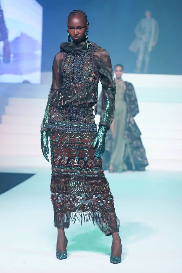 A imagem mostra modelo na passarela usando look Jean Paul Gaultier da coleção alta costura 2020 primavera/verão