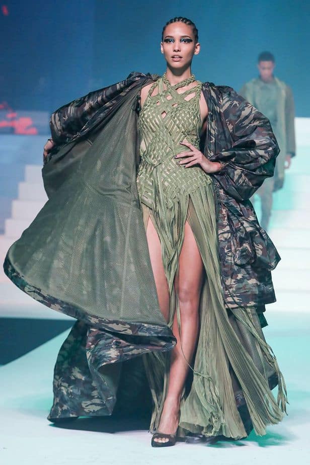 A imagem mostra modelo na passarela usando look Jean Paul Gaultier da coleção alta costura 2020 primavera/verão