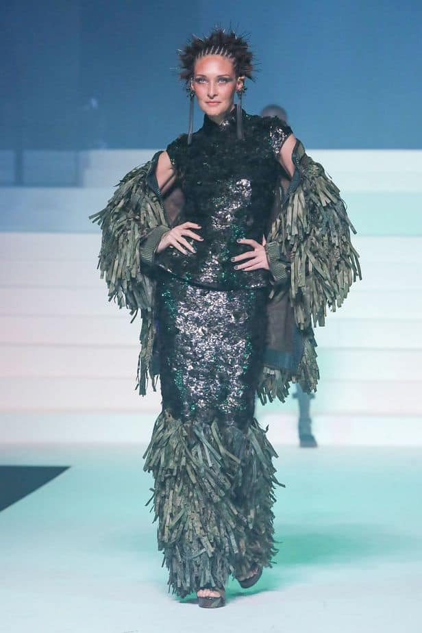 A imagem mostra modelo na passarela usando look Jean Paul Gaultier da coleção alta costura 2020 primavera/verão