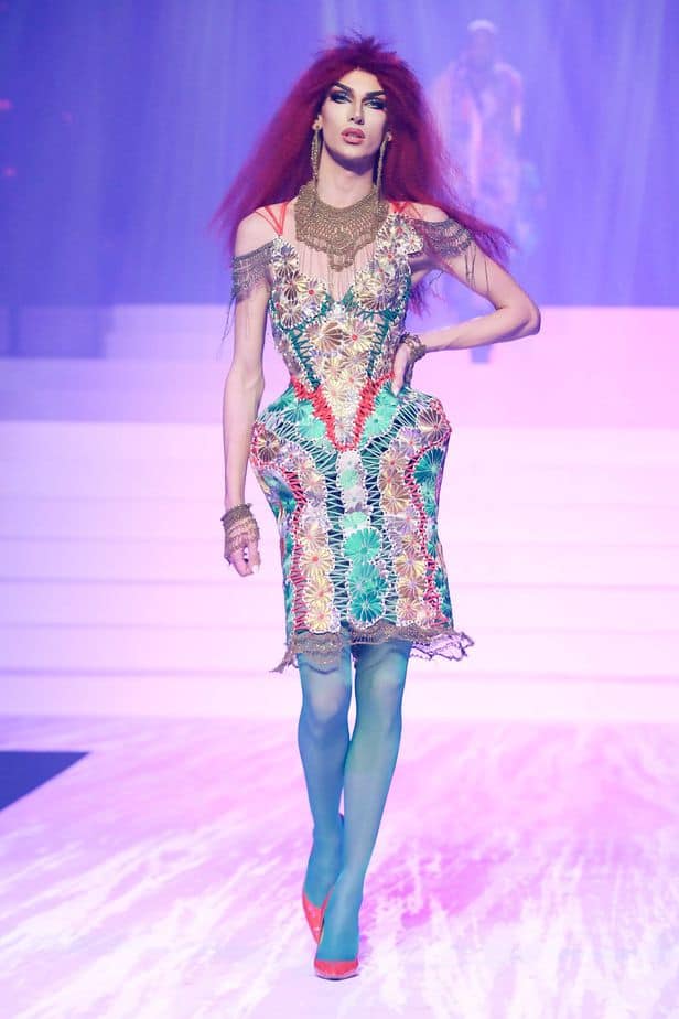 A imagem mostra modelo na passarela usando look Jean Paul Gaultier da coleção alta costura 2020 primavera/verão