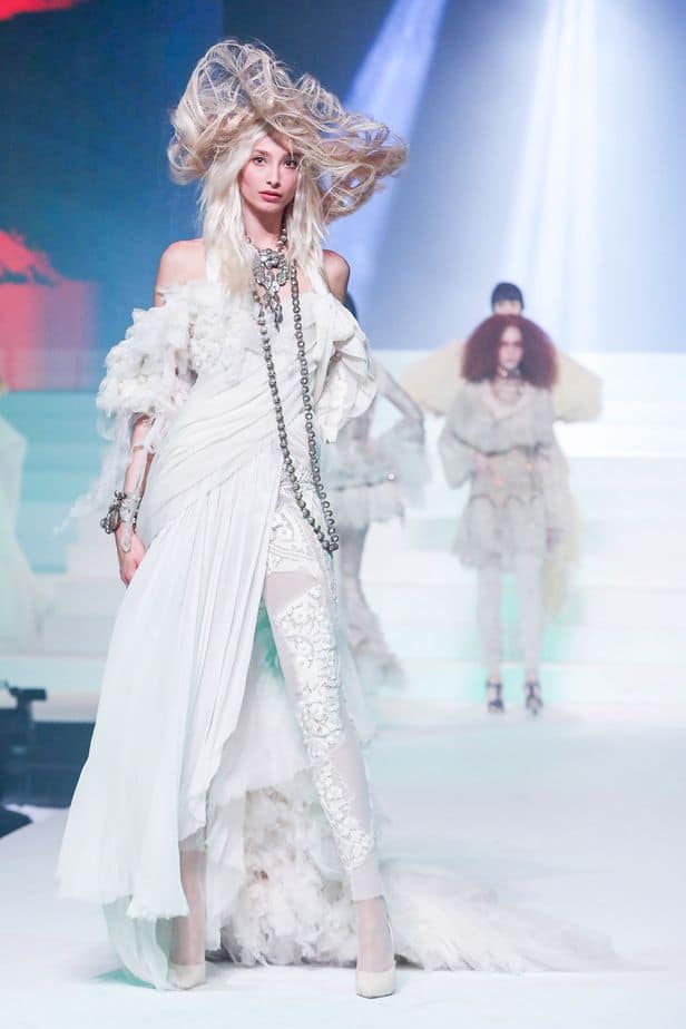 A imagem mostra modelo na passarela usando look Jean Paul Gaultier da coleção alta costura 2020 primavera/verão