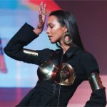 Imagem mostra a modelo Lais Ribeiro na passarela do desfile de Jean Paul Gaultier