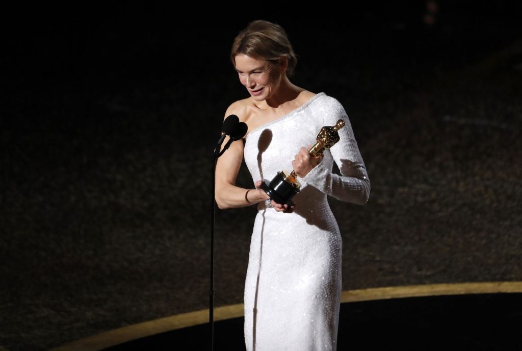 Renee Zellweger recebe o Oscar 2020.