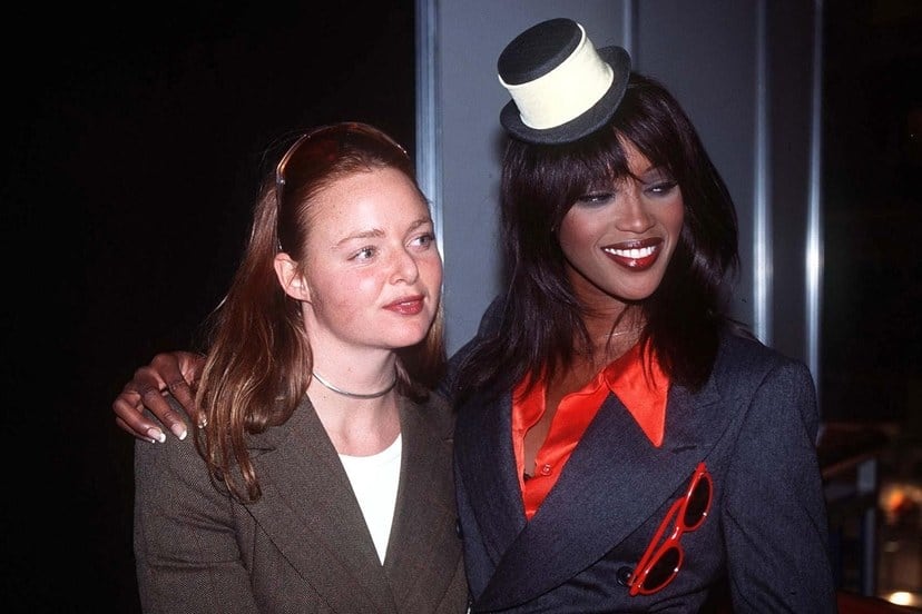 A imagem mostra a jovem estilista Stella McCartney com sua amiga, a modelo Naomi Campbell em seu desfile de formatura da Central Saint Martins