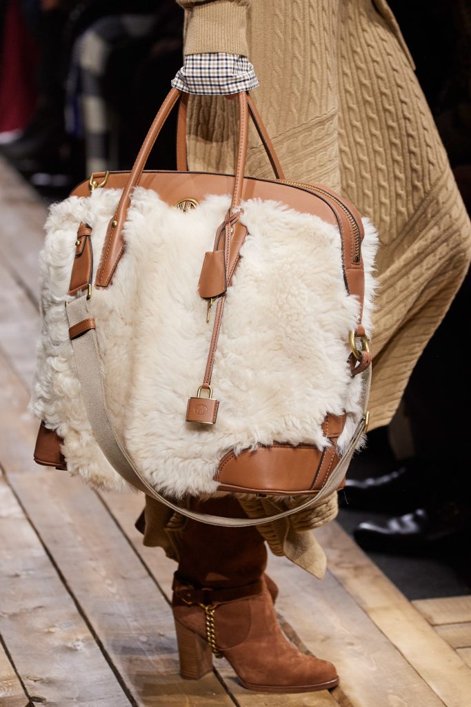 A imagem a seguir mostra modelo com acessórios tendência no desfile da Michael Kors na New York Fashion Week