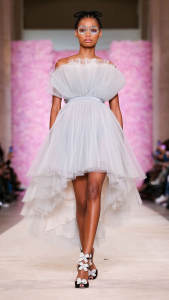 Imagem mostra modelo desfilando look da Giambattista Valli na passarela do Paris Fashion Week.