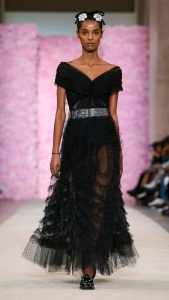 Imagem mostra modelo desfilando look da Giambattista Valli na passarela do Paris Fashion Week.