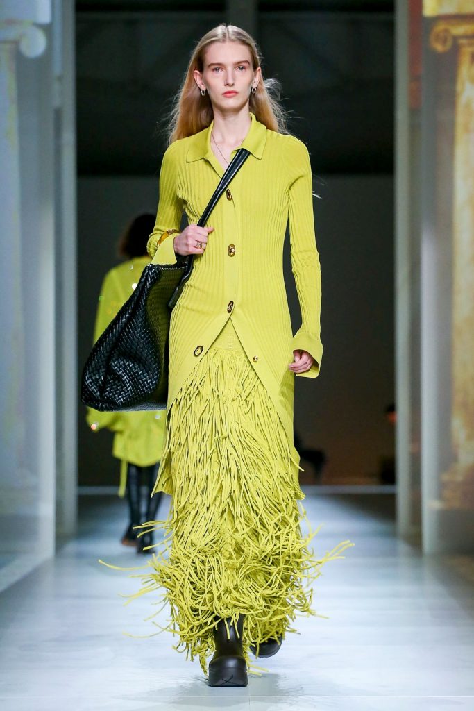 Imagem mostra look do desfile ready to wear fall winter da Bottega Veneta.