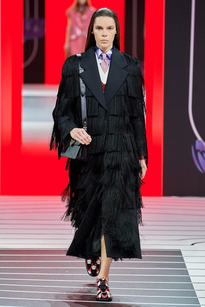 Imagem mostra look do desfile ready to wear fall winter da Prada.