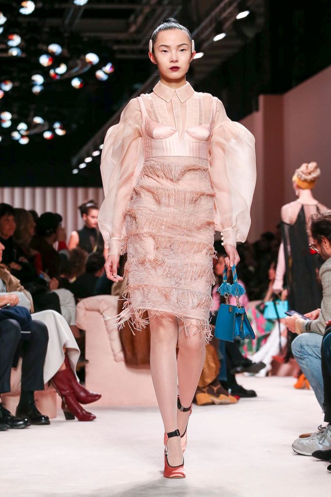 Imagem mostra look do desfile ready to wear fall winter da Fendi.