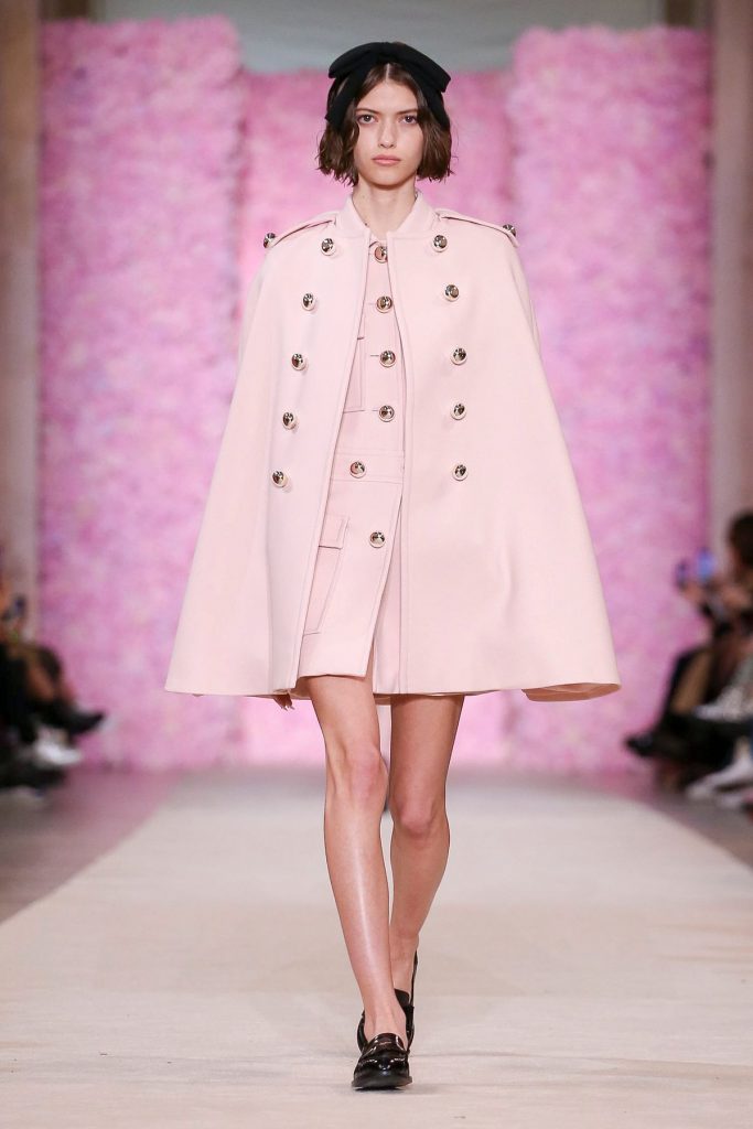 Imagem mostra look do desfile ready to wear fall winter da Giambattista Valli