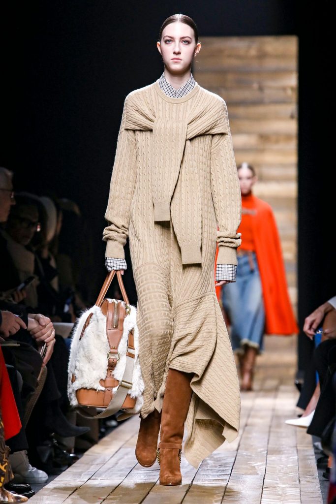 Imagem mostra look do desfile ready to wear fall winter da Michael Kors.