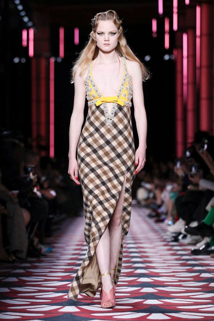 Imagem mostra look do desfile ready to wear fall winter da Miu Miu.