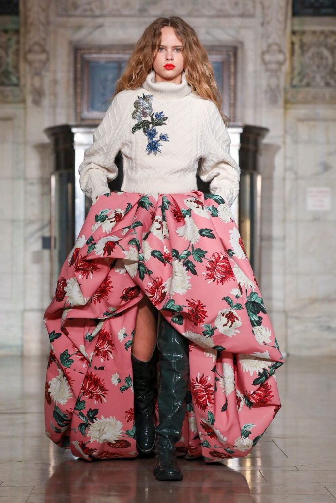 Imagem mostra look do desfile ready to wear fall winter da Oscar de La Renta