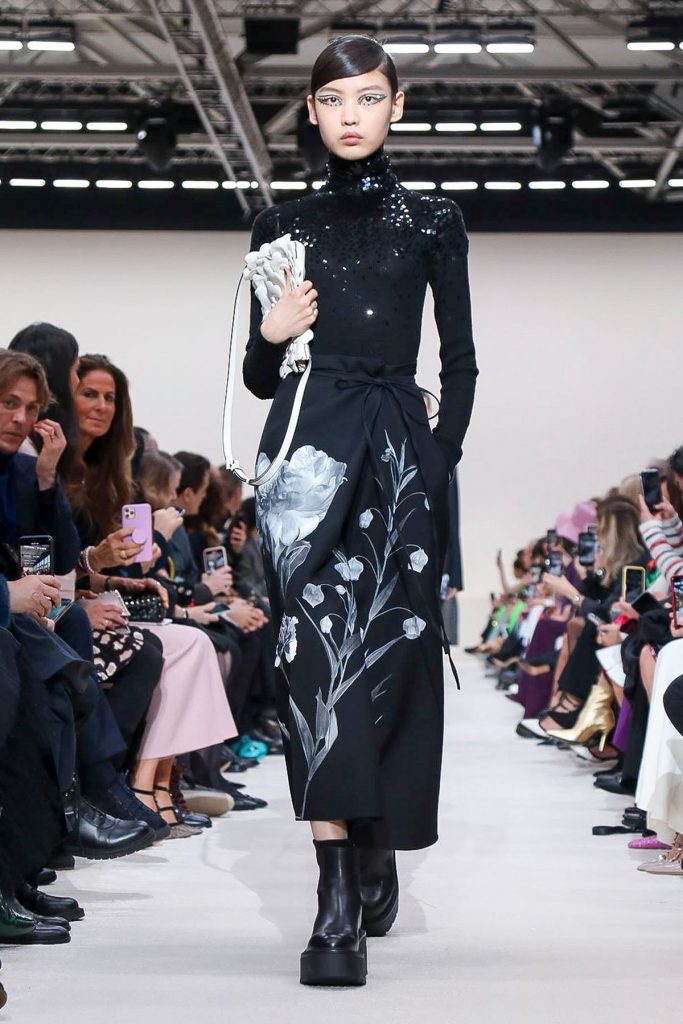 Imagem mostra look do desfile ready to wear fall winter da Valentino