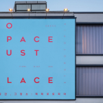 Imagem mostra entrada da exposição No Space Just a Place, da Gucci.