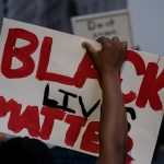 Imagem mostra placa com Black Lives Matter em protesto nos EUA.